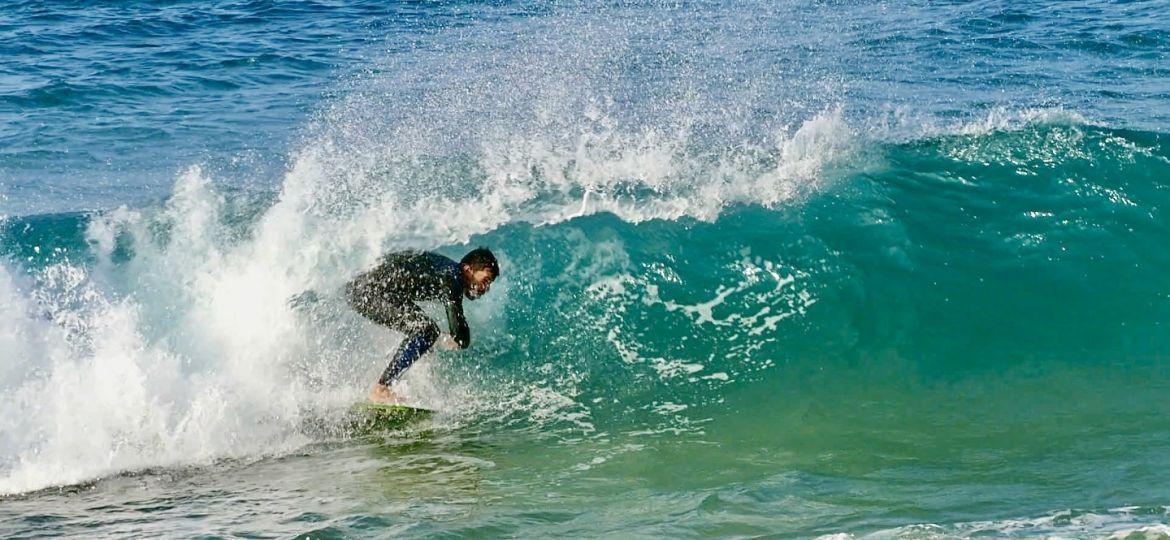 Juanlu Gonzalez haciendo skimboarding en faro trafalgar