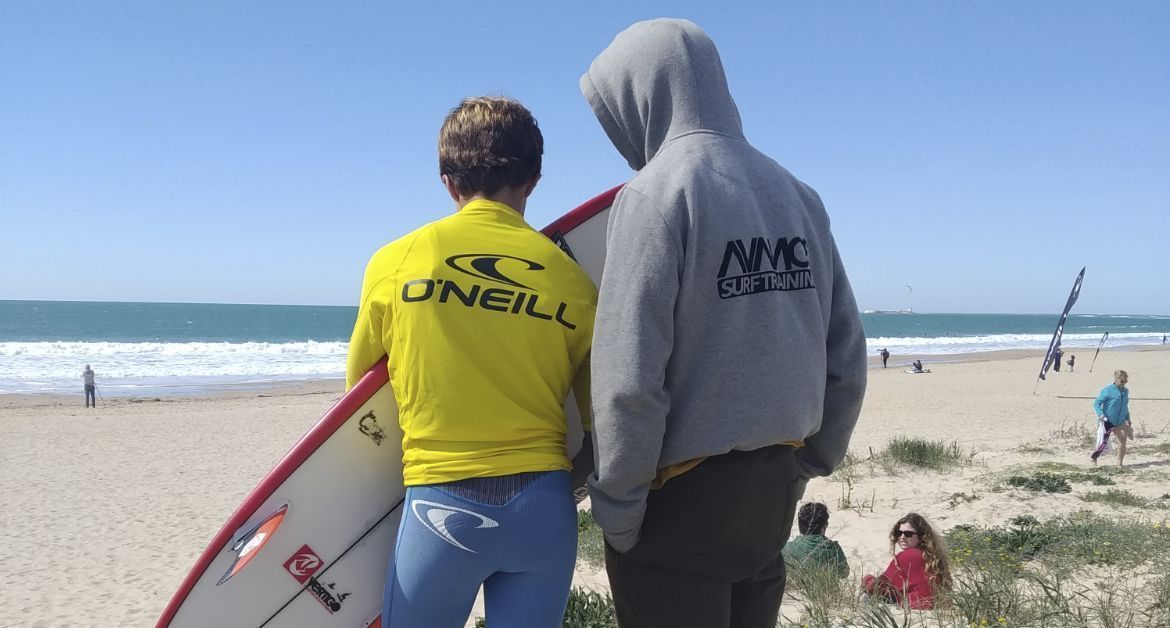 Alejandro Montañes participando en la barrosa skull grom 2020
