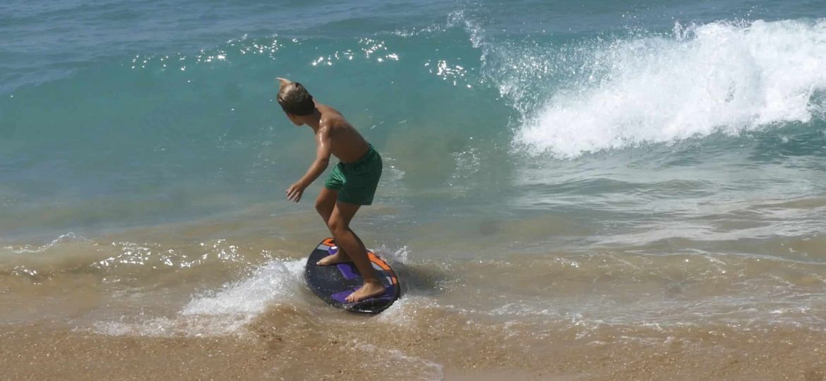 Julio aprendiendo a practicar skimboard